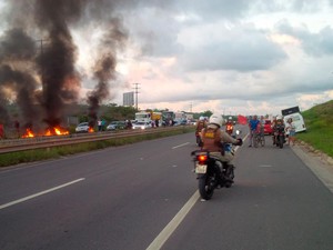 Protesto bloqueou rodovia BA-093 (Foto: Divulgação/Bahia Norte)