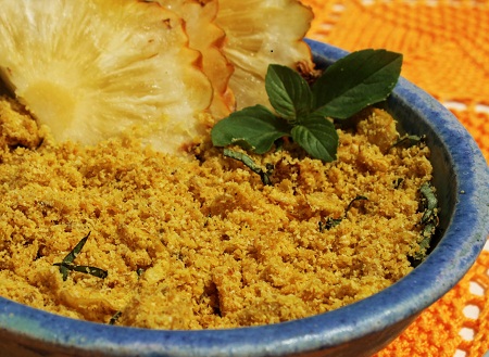 Farofa de abacaxi com manjericão