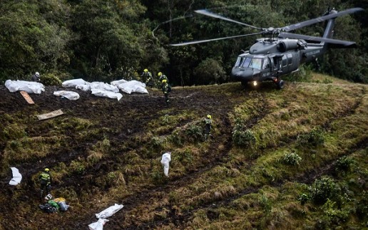 Rescue and forensic teams recover the bodies of victims of the LAMIA airlines charter that crashed in the mountains of Cerro Gordo, municipality of La Union, Colombia, on November 29, 2016 carrying members of the Brazilian football team Chapecoense Real. A charter plane carrying the Brazilian football team crashed in the mountains in Colombia late Monday, killing as many as 75 people, officials said. / AFP PHOTO / STR / Raul ARBOLEDA